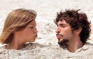 Verliefd stel koppel samen strand